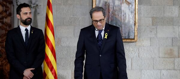 Katalan Meclisi Başkanı Roger Torrent'in de katıldığı törenle Katalonya Başkanı seçilen Quim Torra'nın liderliğindeki hükümet yemin ederek göreve başladı. - Sputnik Türkiye