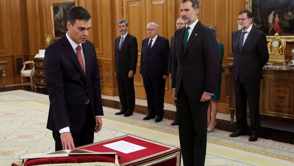 PSOE lideri Pedro Sanchez, Zarzuela Sarayı'nda Kral 6. Felipe'nin önünde yemin etti. İspanya tarihinde ilk kez İncil veya haça yer verilmeyen yemin töreninde, Sanchez, Anayasa'ya el bastı. - Sputnik Türkiye
