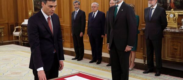 PSOE lideri Pedro Sanchez, Zarzuela Sarayı'nda Kral 6. Felipe'nin önünde yemin etti. İspanya tarihinde ilk kez İncil veya haça yer verilmeyen yemin töreninde, Sanchez, Anayasa'ya el bastı. - Sputnik Türkiye