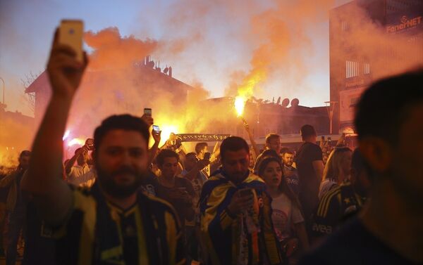 Ülker Stadı'ndaki kongrenin ardından stat etrafındaki taraftarlar Ali Koç'un başkan seçilmesini kutladı. - Sputnik Türkiye