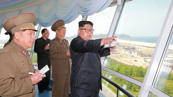 Kuzey Kore lideri Kim Jong-un ve yeni Kuzey Kore Ordusu Genel Siyasi Büro Direktörü Kim Su-gil - Sputnik Türkiye