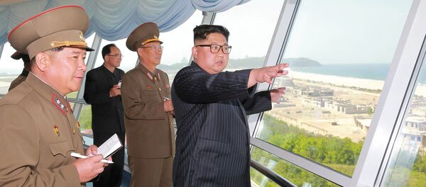 Kuzey Kore lideri Kim Jong-un ve yeni Kuzey Kore Ordusu Genel Siyasi Büro Direktörü Kim Su-gil - Sputnik Türkiye