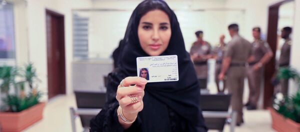 Suudi Arabistan'ın bugün ilk kez kadınlara ehliyet dağıtmaya başladığını duyuruldu. - Sputnik Türkiye