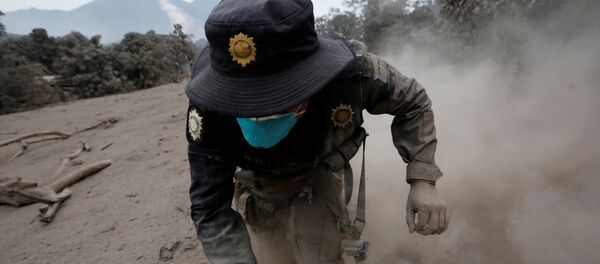 Guatemalalı kurtarma görevlileri dün Fuego volkanının patlaması ile ile yayılan toprak ve molozların altından yeni cansız bedenleri çıkardı. Daha önce 25 olarak açıklanan ölü sayısı yoğun çamur tabakasının dümdüz ettiği köylerde bulunan yeni cesetlerle birlikte saatler içinde 69'a yükseldi. 3763 metre yüksekliğindeki volkan pazar günü patlayarak kül, kızgın çamur ve sıcak taş parçaları püskürtmüştü. - Sputnik Türkiye