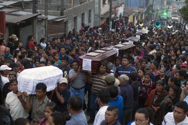 Birleşmiş Milletler (BM) Genel Sekreteri Antonio Guterres 'yanardağ patlaması nedeniyle yaşanan trajik can kaybı ve ciddi zarardan' dolayı üzgün olduğunu belirterek BM'nin kurtarma çalışmalarına yardım etmeye hazır olduğunu bildirdi. Felaket bölgesini ziyaret eden Guatemala Devlet Başkanı Jimmy Morales de 3 günlük ulusal yas ilan etti. - Sputnik Türkiye
