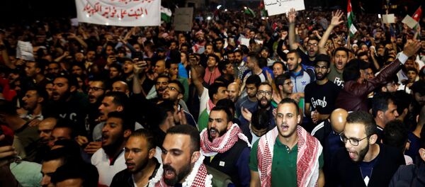 Ürdün'de hükümetin onayladığı tartışmalı gelir vergisi yasası, dün ve bu sabah başkent Amman'daki Başbakanlık binası çevresinde toplanan binlerce Ürdünlü tarafından protesto edildi. Hükümet binasının bulunduğu Ed-Duvvar er-Rabı bölgesine ulaşabilmek için birkaç gruba ayrılan göstericiler, polis tarafından engellendi. Hükümetin tartışmalı vergi yasasından geri adım atmasını isteyen  göstericiler, hükümetin icraatları aleyhinde sloganlar attı. - Sputnik Türkiye