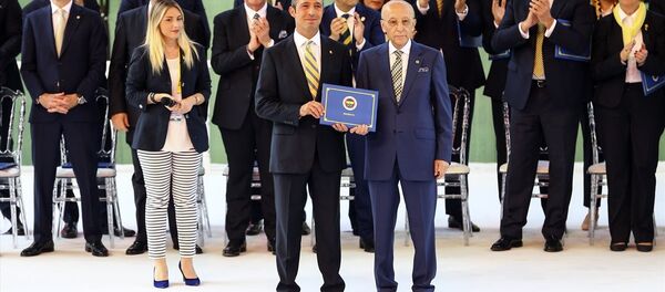 Fenerbahçe Başkanı Ali Koç ile yönetim kurulu mazbatayı Divan Kurulu Başkanı Vefa Küçük'ten aldı. - Sputnik Türkiye