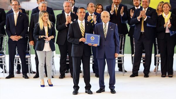 Fenerbahçe Başkanı Ali Koç ile yönetim kurulu mazbatayı Divan Kurulu Başkanı Vefa Küçük'ten aldı. - Sputnik Türkiye