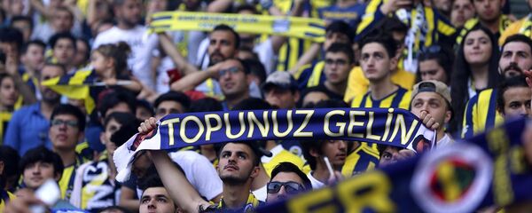 Ali Koç'un mazbata töreni, Fenerbahçe tarihinde ilk kez taraftarın önünde statta gerçekleşti. Törenden saatler önce Kadıköy'e gelen sarı-lacivertli taraftarlar, Fenerium tribününün tamamını doldurdu. Bu tribün yeterli olmayınca taraftarlar için Migros kale arkası tribünü de açıldı.  - Sputnik Türkiye