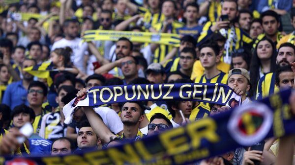 Ali Koç'un mazbata töreni, Fenerbahçe tarihinde ilk kez taraftarın önünde statta gerçekleşti. Törenden saatler önce Kadıköy'e gelen sarı-lacivertli taraftarlar, Fenerium tribününün tamamını doldurdu. Bu tribün yeterli olmayınca taraftarlar için Migros kale arkası tribünü de açıldı.  - Sputnik Türkiye