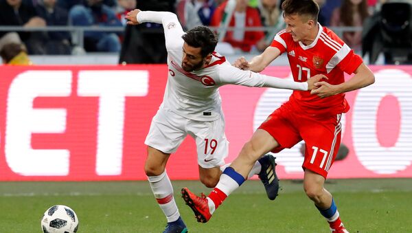 Rusya-Türkiye dostluk maçında Aleksandr Golovin ile Yunus Mallı ikili mücadelede - Sputnik Türkiye