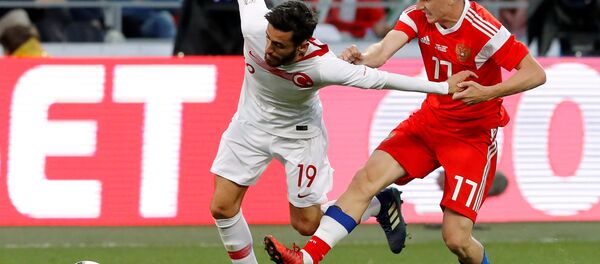 Rusya-Türkiye dostluk maçında Aleksandr Golovin ile Yunus Mallı ikili mücadelede - Sputnik Türkiye