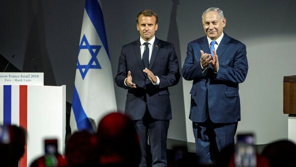 Fransa Cumhurbaşkanı Emmanuel Macron ve İsrail Başbakanı Benyamin Netanyahu - Sputnik Türkiye