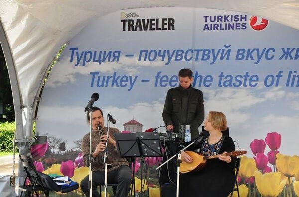  ‘Türkiye: Hayatın tadını hisset’ sergisinde Türk müziği dinletisi. - Sputnik Türkiye