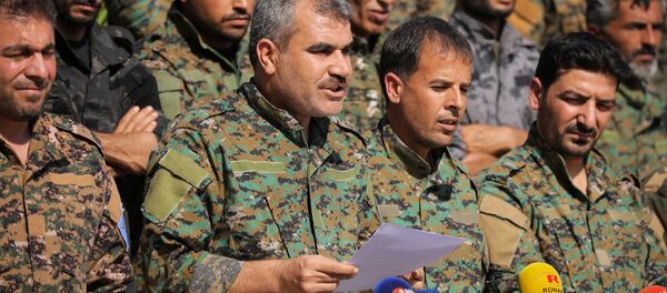 Menbiç Askeri Meclisi Sözcüsü Şarfan Derviş, basın toplantısında - Sputnik Türkiye