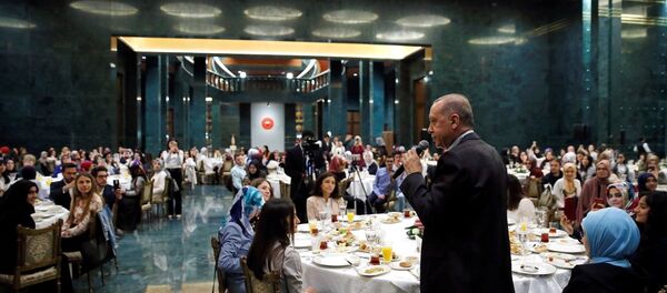 Cumhurbaşkanı Recep Tayyip Erdoğan ve eşi Emine Erdoğan, Cumhurbaşkanlığı Külliyesi'nde düzenlenen sahur programında gençlerle bir araya geldi. - Sputnik Türkiye