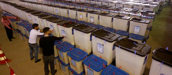 Irak Bağımsız Yüksek Seçim Komisyonu çalışanları Necef'teki oy sandıklarını inceliyor - Sputnik Türkiye