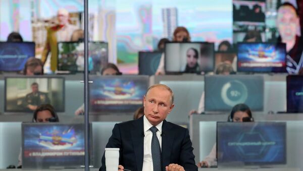  Putin'in düzenlediği Direkt Hat programından bir kare - Sputnik Türkiye