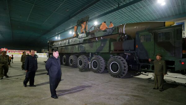 Kuzey Kore lideri Kim Jong-un, Hwasong-14 tipi  kıtalararası balistik füzeyi denetliyor - Sputnik Türkiye