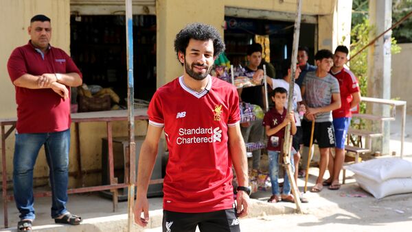 Irak'ın El- Zawraa futbol kulübünde forvet mevkiinde top koşturan Hüseyin Ali siyah sakalı, kıvırcık saçları ve Liverpool  formasıyla  kolaylıkla Mısırlı futbolcu Muhammed Salah zannedilebilir. Bağdat'ta yaşayan 20 yaşındaki Ali, Salah'ın AC Roma'da oynadığı dönemde de onunla olan benzerliğinin farkında olduğunu ancak yapılan yorumları şaka olarak geçiştirdiğini anlattı. Salah'ın Liverpool'da yıldızlaşması ve 'tüm Araplar için bir numaralı futbolcu' olmasının ardından kendisinin de benzerliği üzerine odaklandığını söyledi. - Sputnik Türkiye