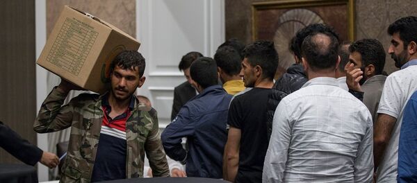 Türk-İş tarafından sokakta kağıt ve atık toplayan yaklaşık 200 kişiye beş yıldızlı otelde iftar verildi - Sputnik Türkiye