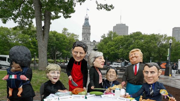 Kanada'nın Quebec kentinde düzenlenen G7 zirvesi, üye ülkelerin liderlerinin maskelerini takan aktivistler tarafınden eğlenceli şekilde protesto edildi. - Sputnik Türkiye