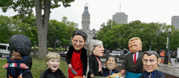 Kanada'nın Quebec kentinde düzenlenen G7 zirvesi, üye ülkelerin liderlerinin maskelerini takan aktivistler tarafınden eğlenceli şekilde protesto edildi. - Sputnik Türkiye