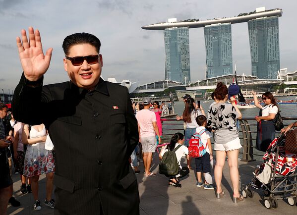 Gerçek ismini açıklamayı reddeden Howard X, Reuters'e yaptığı açıklamada sabah saatlerinde Singapur'un Changi Havalimanına vardığı sırada Singapurlu yetkililerce 2 saat boyunca gözaltında tutulduğunu ve yaklaşık 30 dakika boyunca sorgulandığını söyledi. - Sputnik Türkiye