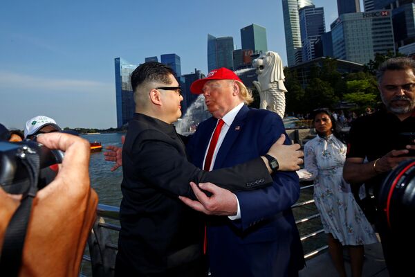 Geçen ay da Singapur'u ziyaret eden Howard kentteki bazı turistik yerleri ABD Başkanı Donald Trump'ın görsel ikizi Dennis Alan ile birlikte turladı. İkili bol bol gazetecilere poz verdi. - Sputnik Türkiye