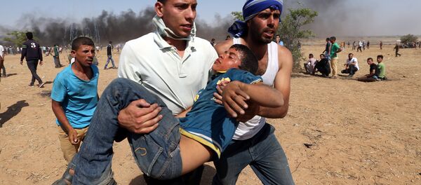 Gazze-İsrail sınırında yaralı bir Filistinli - Sputnik Türkiye