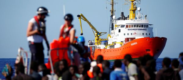 İtalya ve Malta arasındaki sularda mahsur kalan Afrikalı göçmenler - Sputnik Türkiye