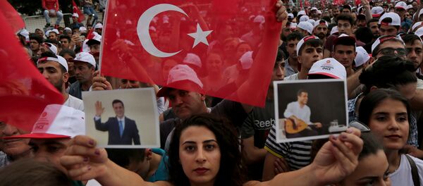 Muharrem İnce'nin Diyarbakır mitinginde HDP flamaları ve Demirtaş kartpostalları da açıldı. - Sputnik Türkiye