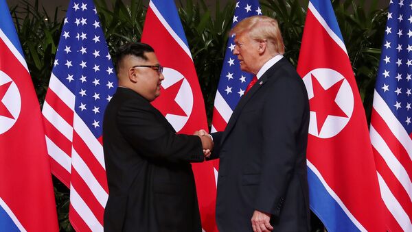 ABD Başkanı Donald Trump ve Kuzey Kore lideri Kim Jong-un'dan tarihi tokalaşma - Sputnik Türkiye