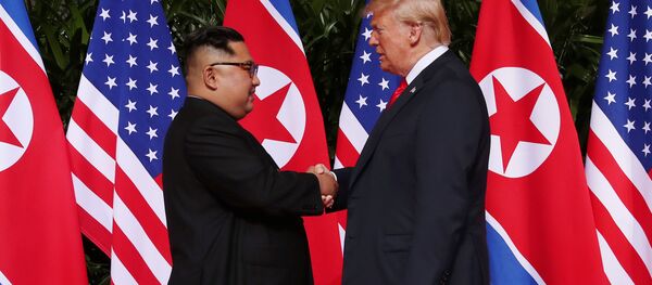 ABD Başkanı Donald Trump ve Kuzey Kore lideri Kim Jong-un'dan tarihi tokalaşma - Sputnik Türkiye
