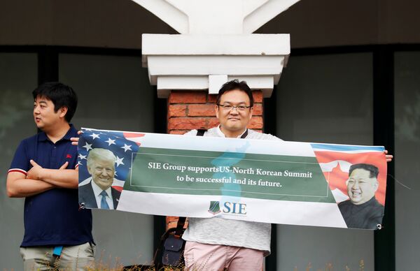 Capella Otel yakınlarında Trump- Kim görüşmesine destek için pankart açan bir Güney Koreli - Sputnik Türkiye