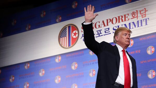 ABD Başkanı Donald Trump, Kuzey Kore lideri Kim Jong-un'la zirve yaptığı Singapur'da basın toplantısından ayrılırken - Sputnik Türkiye