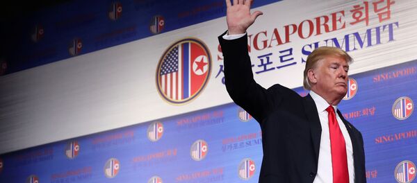 ABD Başkanı Donald Trump, Kuzey Kore lideri Kim Jong-un'la zirve yaptığı Singapur'da basın toplantısından ayrılırken - Sputnik Türkiye
