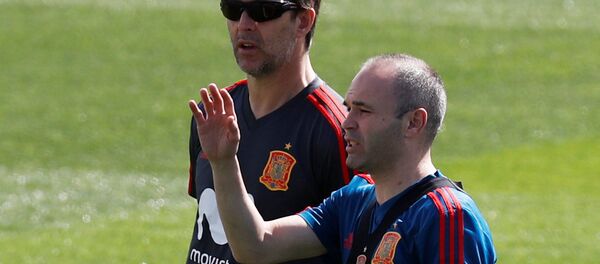 İspanya milli takımı 2018 FIFA Dünya Kupası'na hazırlanırken teknik direktör Julen Lopetegui (solda) ile futbolcu Andres Iniesta görüş alışverişinde - Sputnik Türkiye
