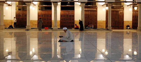 Mısır'ın başkenti Kahire'deki El Ezher Camisi'nde iftardan sonra akşam duaları - Sputnik Türkiye