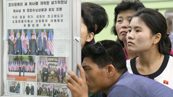 Kuzey Koreliler dünkü Trump-Kim zirvesi hakkındaki haberleri Pyongyang'daki metro istasyonunda bulunan gazetelerden okuyor - Sputnik Türkiye