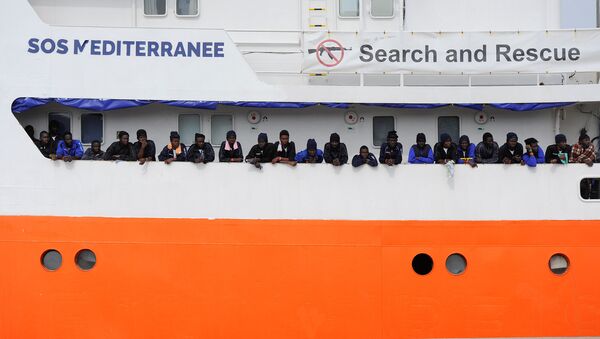 Akdeniz'de SOS Méditerranée'nin göçmen kurtarma gemisi Aquarius - Sputnik Türkiye