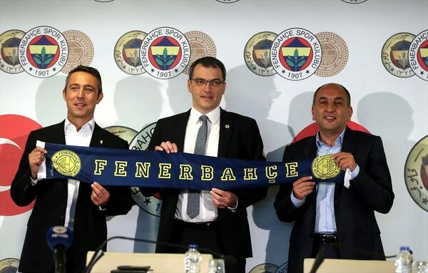 Ülker Stadı'nda yeni sportif direktör Damien Comolli (solda) için imza töreni düzenlendi. İmza törenine Fenerbahçe Kulübü Başkanı Ali Koç da katıldı. Ülker Stadı'nda yeni sportif direktör Damien Comolli (solda) için imza töreni düzenlendi. İmza törenine Fenerbahçe Kulübü Başkanı Ali Koç da katıldı. - Sputnik Türkiye