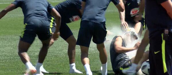 Brezilya’lı futbolculardan Dünya Kupası öncesi olağandışı gelenek Brezilya’lı futbolculardan Dünya Kupası öncesi olağandışı gelenek - Sputnik Türkiye