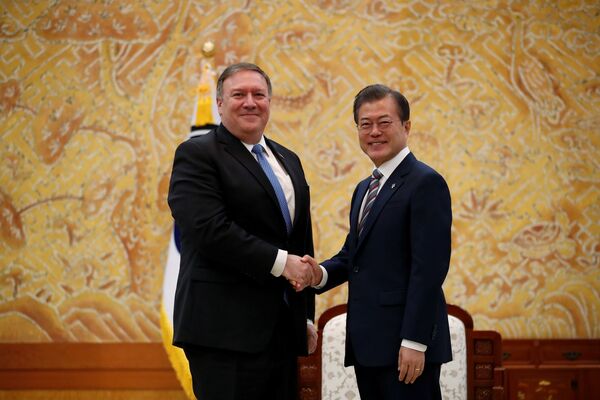 Pompeo, zirvenin mimarlarından Güney Kore Devlet Başkanı Moon Jae-in ile de ikili bir görüşme gerçekleştirdi. Pompeo ile toplantıdan önce kameraların karşısına geçen Moon Zirvenin sonuçlarıyla ilgili pek çok analiz yapıldı ama bence en önemlisi şu: Amerikalılar, Japonlar ve Koreliler dahil tüm dünya halkları savaş, nükleer silah ve füze tehdidini bertaraf etmeyi başarabildi ifadelerini kullandı. - Sputnik Türkiye