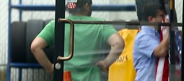 Adil Öksüz'ün kayınbiraderi ABD bayrağını öperken görüntülendi - Sputnik Türkiye