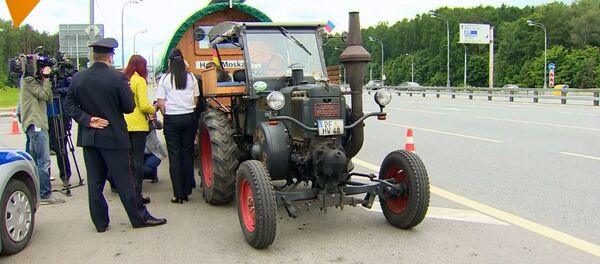 70 yaşındaki Alman futbolsever traktörüyle Rusya’ya gitti - Sputnik Türkiye