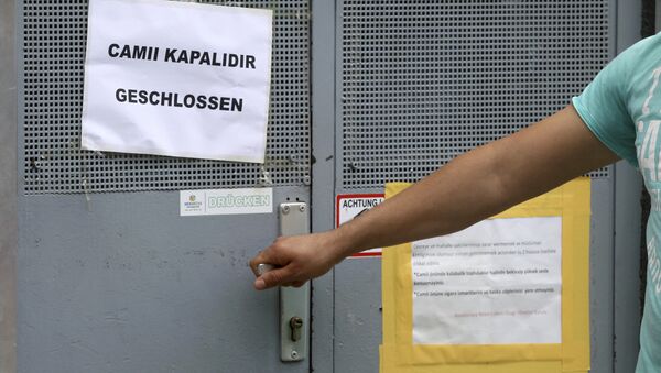 A man tries to open the door of a closed mosque in Vienna, Austria, Friday, June 8, 2018. The mosque is on of the seven mosques which the Austrian government said it’s closing and plans to expel imams in a crackdown on political Islam and foreign financing of religious groups. - Sputnik Türkiye