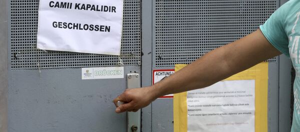 A man tries to open the door of a closed mosque in Vienna, Austria, Friday, June 8, 2018. The mosque is on of the seven mosques which the Austrian government said it’s closing and plans to expel imams in a crackdown on political Islam and foreign financing of religious groups. - Sputnik Türkiye