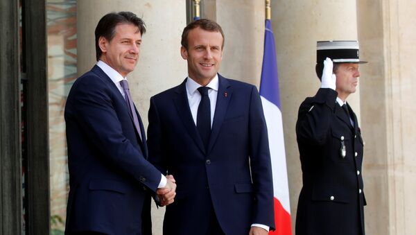 French President Emmanuel Macron welcomes Italian Prime Minister Giuseppe Conte as he arrives for a meeting at the Elysee Palace in Paris, France, June 15, 2018 - Sputnik Türkiye