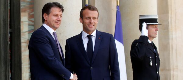 French President Emmanuel Macron welcomes Italian Prime Minister Giuseppe Conte as he arrives for a meeting at the Elysee Palace in Paris, France, June 15, 2018 - Sputnik Türkiye